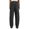 Dickies 958 Baggy Tapered Work Jeans Black Washed Fade vista trasera completa con corte baggy amplio y bolsillos traseros con etiqueta roja tejida.