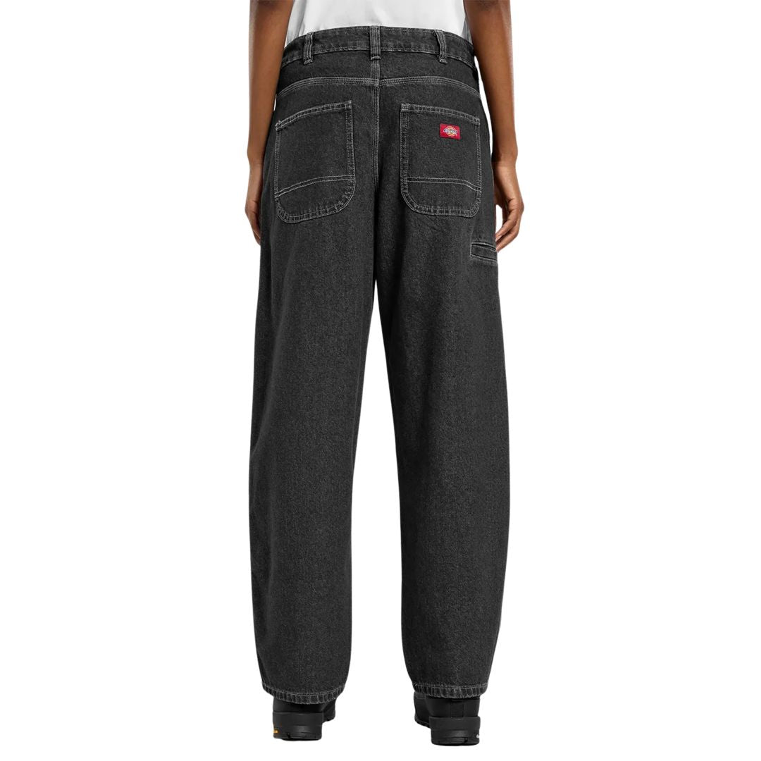 Dickies 958 Baggy Tapered Work Jeans Black Washed Fade vista trasera completa con corte baggy amplio y bolsillos traseros con etiqueta roja tejida.
