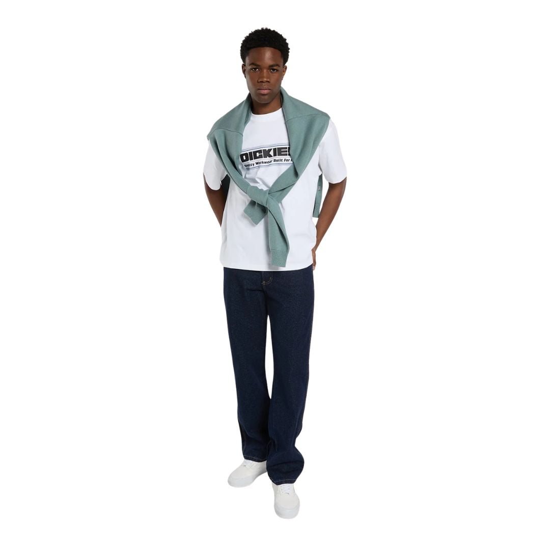 Look completo con vaqueros Dickies 983 Regular Straight Jeans rinsed de pierna recta, combinados con camiseta de logo Dickies, jersey anudado sobre los hombros y zapatillas blancas.