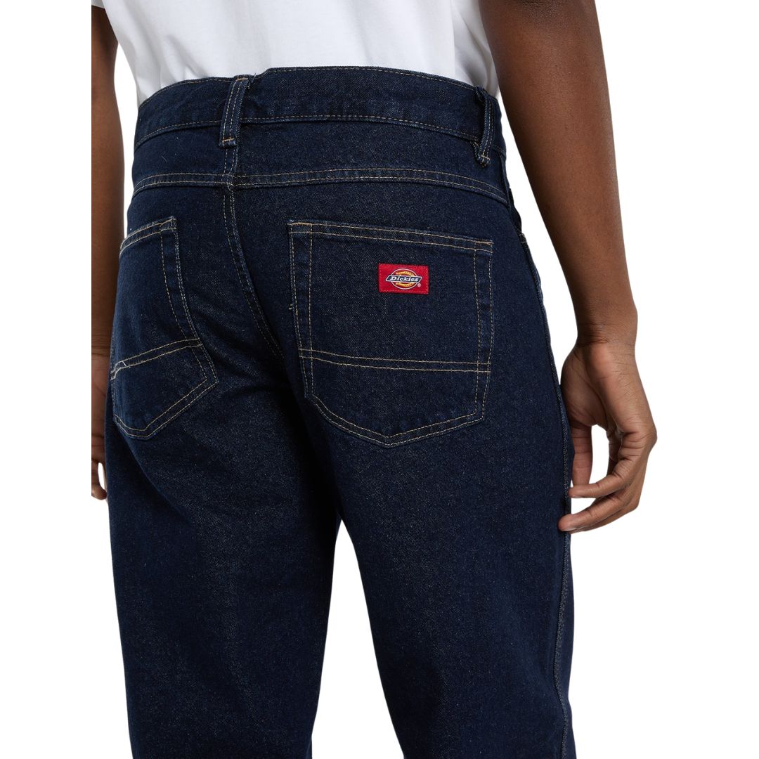 Primer plano del bolsillo trasero en punta con etiqueta roja Dickies de los vaqueros 983 Regular Straight Jeans rinsed, con doble costura en contraste y trabillas de cinturón.