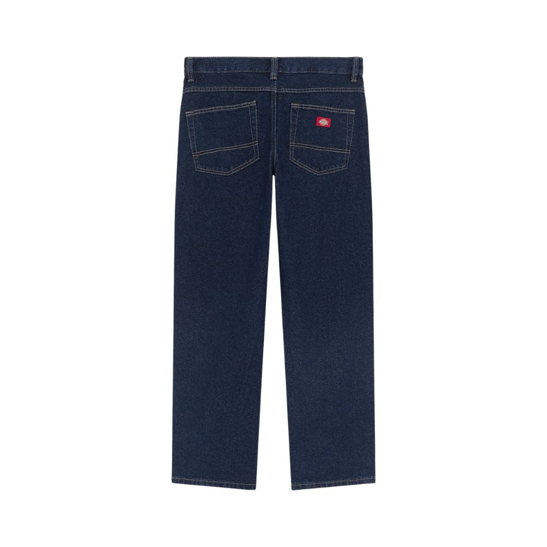 Vaqueros Dickies 983 Regular Straight Jeans rinsed, vista trasera en plano sobre fondo blanco, con dos bolsillos traseros en punta y etiqueta roja Dickies en uno de ellos.
