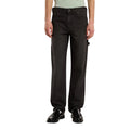 Vista frontal de modelo con vaqueros Dickies 993 Regular Tapered Carpenter black de pierna recta, cinco bolsillos y botón metálico, combinados con mocasines.