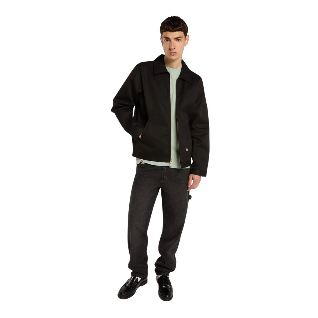 Look completo con vaqueros Dickies 993 Regular Tapered Carpenter black de corte recto y ligeramente cónico, combinados con chaqueta de trabajo, camiseta y mocasines.