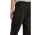 Detalle del bolsillo trasero y la trabilla para martillo de los vaqueros Dickies 993 Regular Tapered Carpenter black, con costuras dobles y trabillas de cinturón, sobre modelo.