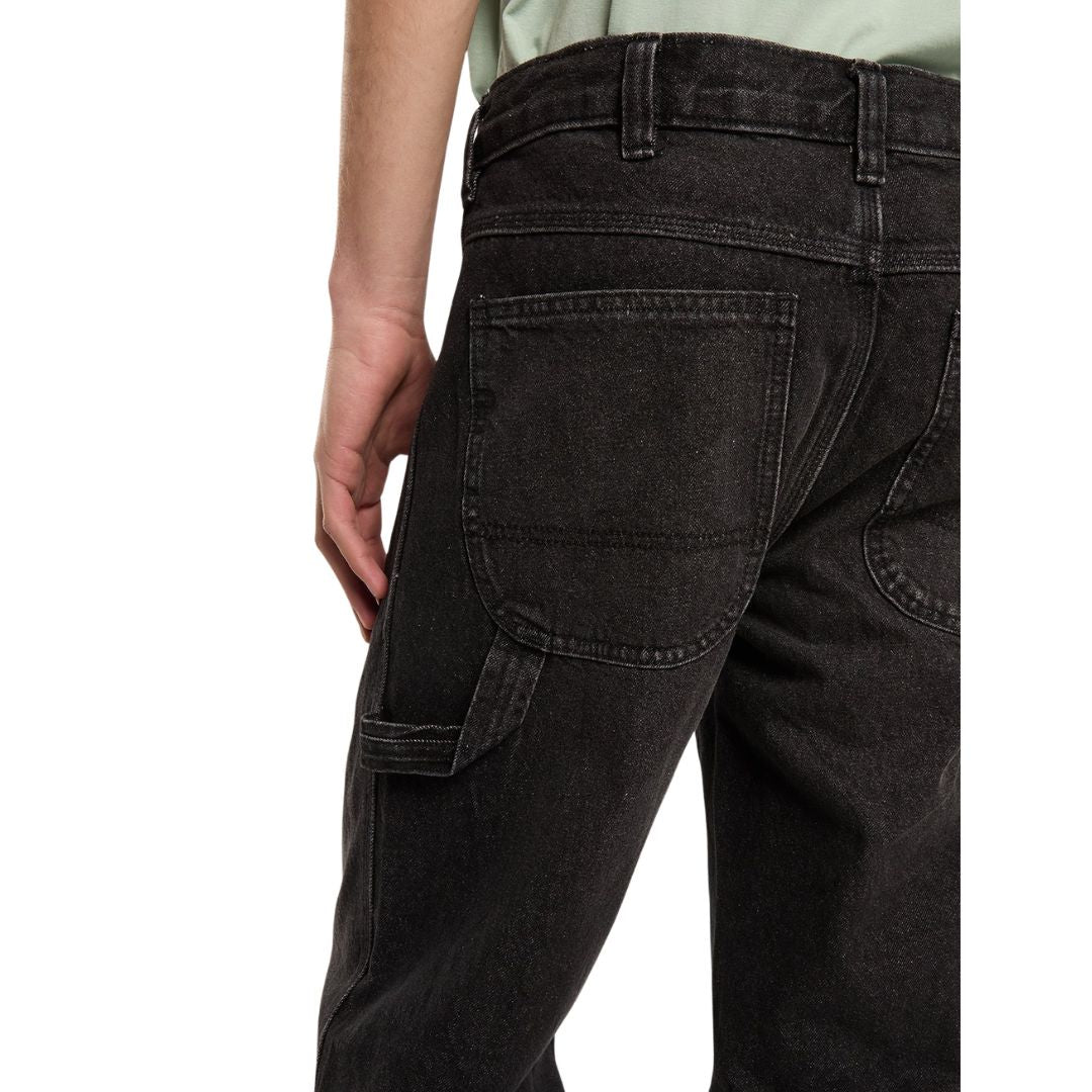 Detalle del bolsillo trasero y la trabilla para martillo de los vaqueros Dickies 993 Regular Tapered Carpenter black, con costuras dobles y trabillas de cinturón, sobre modelo.