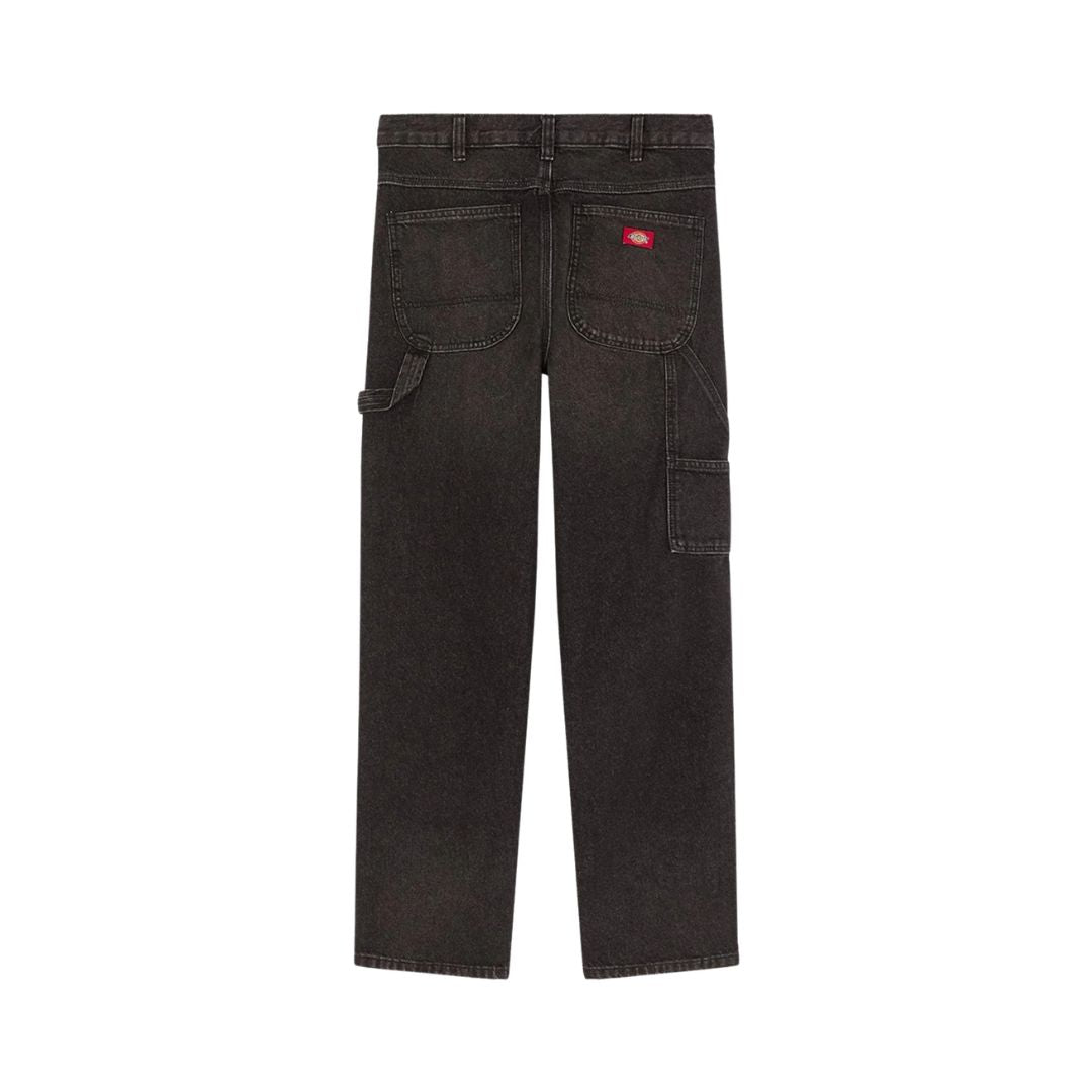 Vaqueros Dickies 993 Regular Tapered Carpenter en color black, vista trasera con etiqueta roja Dickies, bolsillos de parche, trabilla para martillo y bolsillo utilitario lateral.