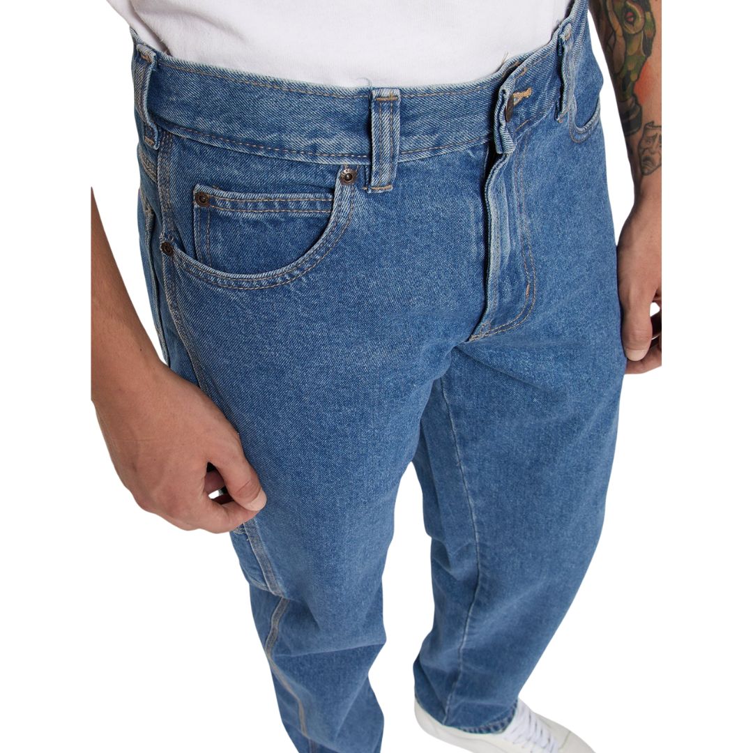 Detalle de la cinturilla y cierre de los pantalones Dickies 993 Regular Tapered Carpenter en color classic blue.