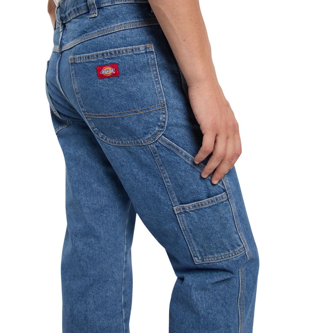Detalle del bolsillo para herramientas de los pantalones Dickies 993 Regular Tapered Carpenter en color classic blue.