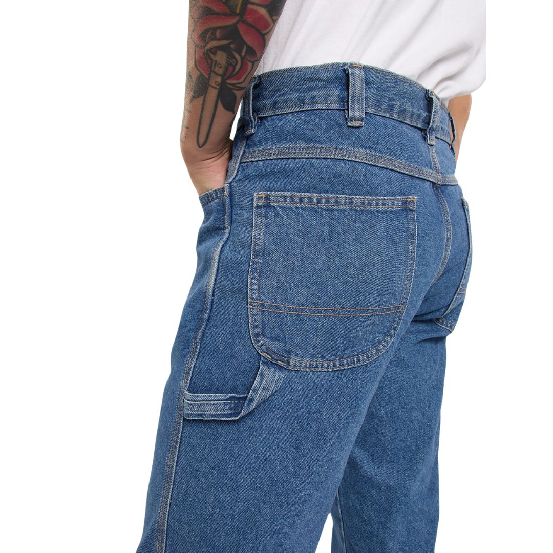 Detalle trasero de los pantalones Dickies 993 Regular Tapered Carpenter en color classic blue con trabilla para martillo.