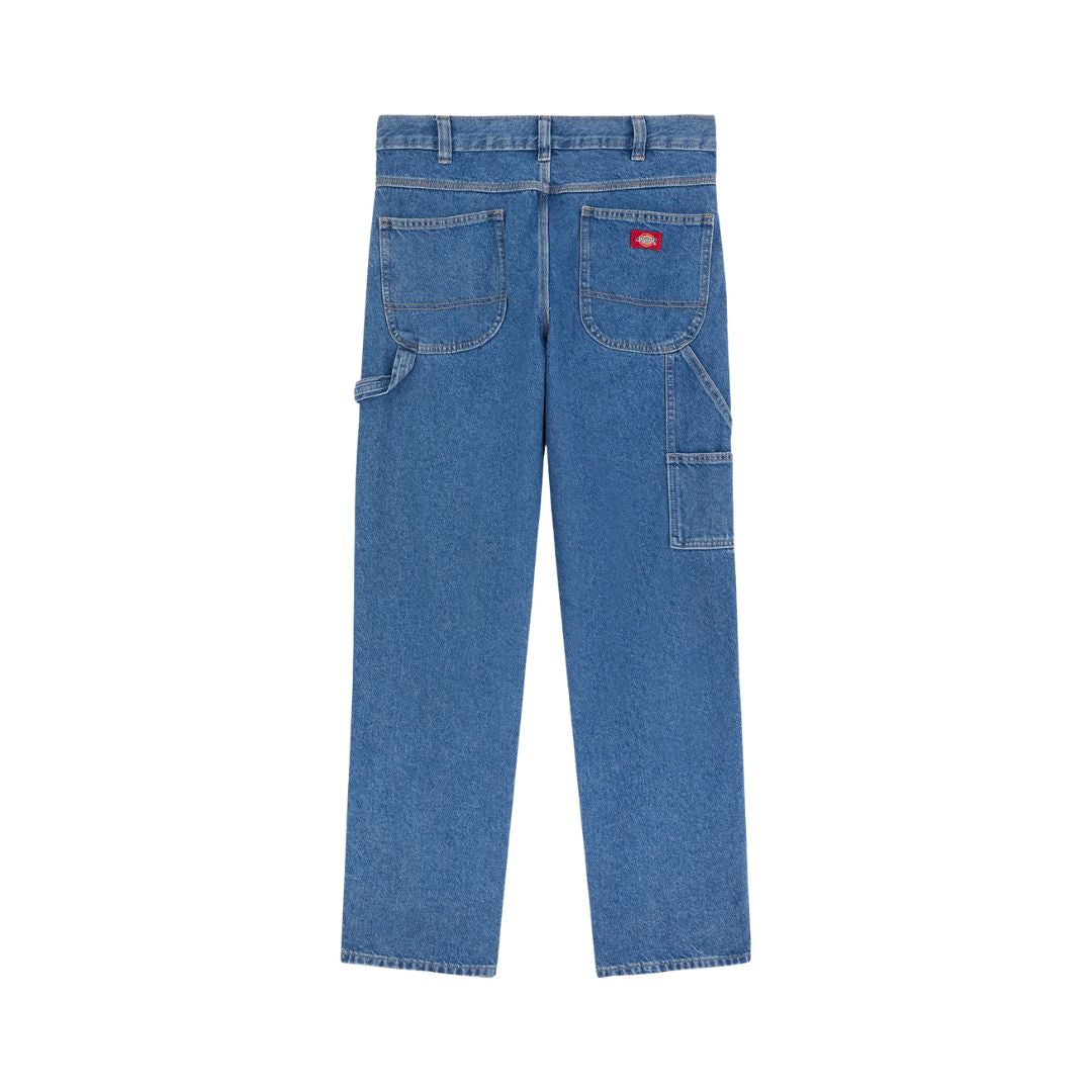 Vista trasera de los pantalones Dickies 993 Regular Tapered Carpenter en color classic blue con bolsillos de parche y etiqueta Dickies.