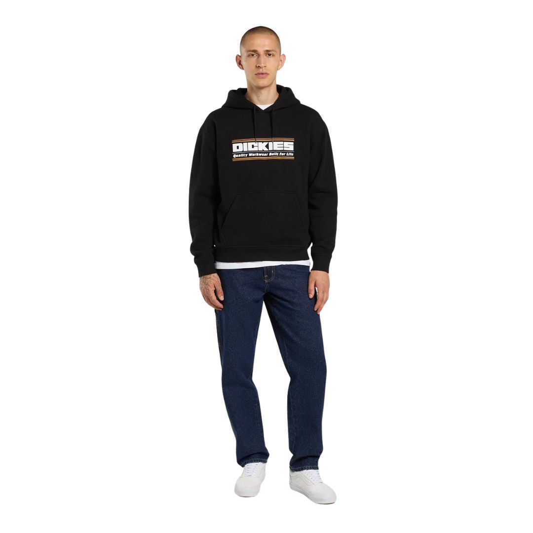 Look completo con vaqueros Dickies 993 Regular Tapered Carpenter dark indigo de corte recto, combinados con sudadera con capucha de logo Dickies y zapatillas blancas.