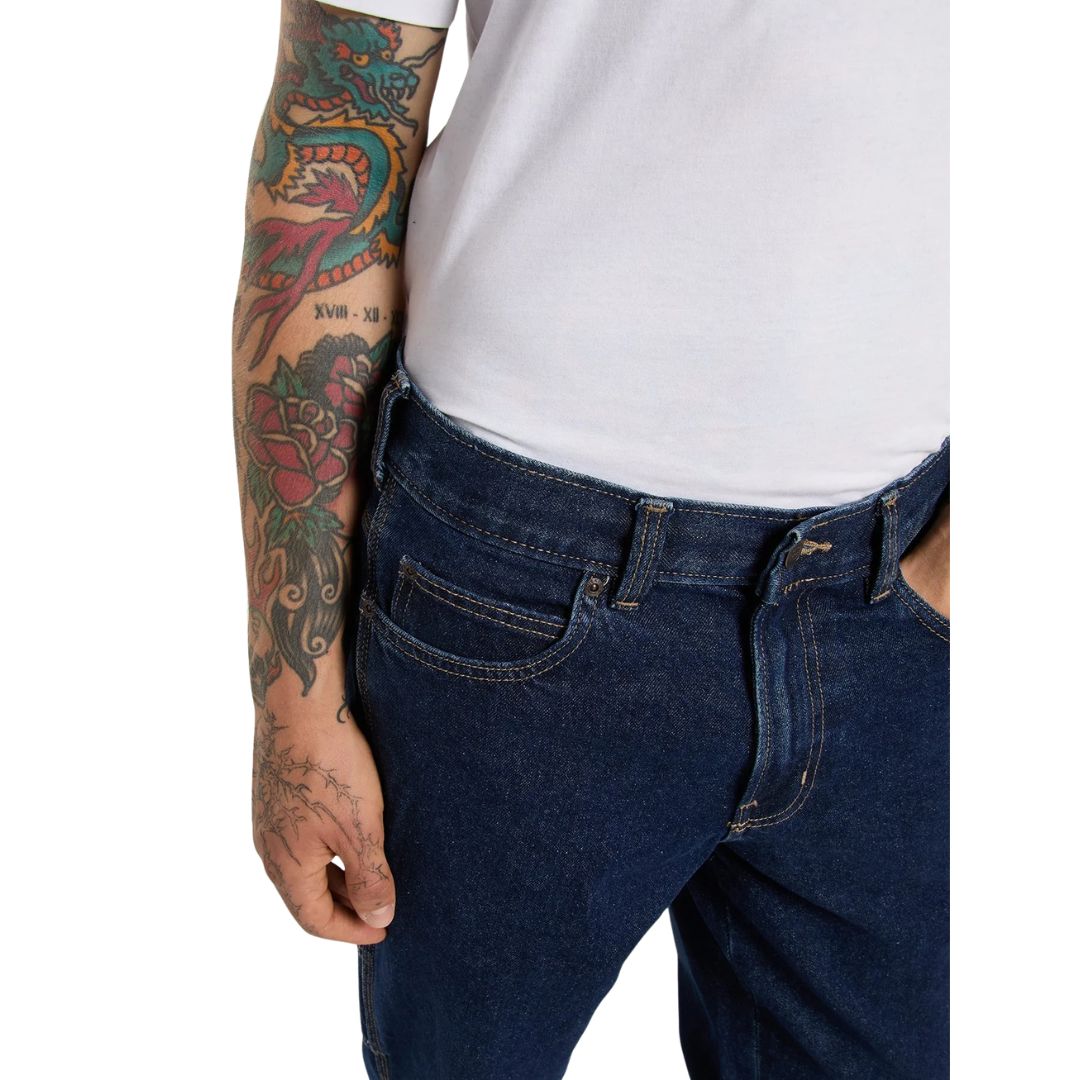 Detalle de la cintura y del bolsillo delantero de los vaqueros Dickies 993 Regular Tapered Carpenter dark indigo, con remaches metálicos y trabillas de cinturón.