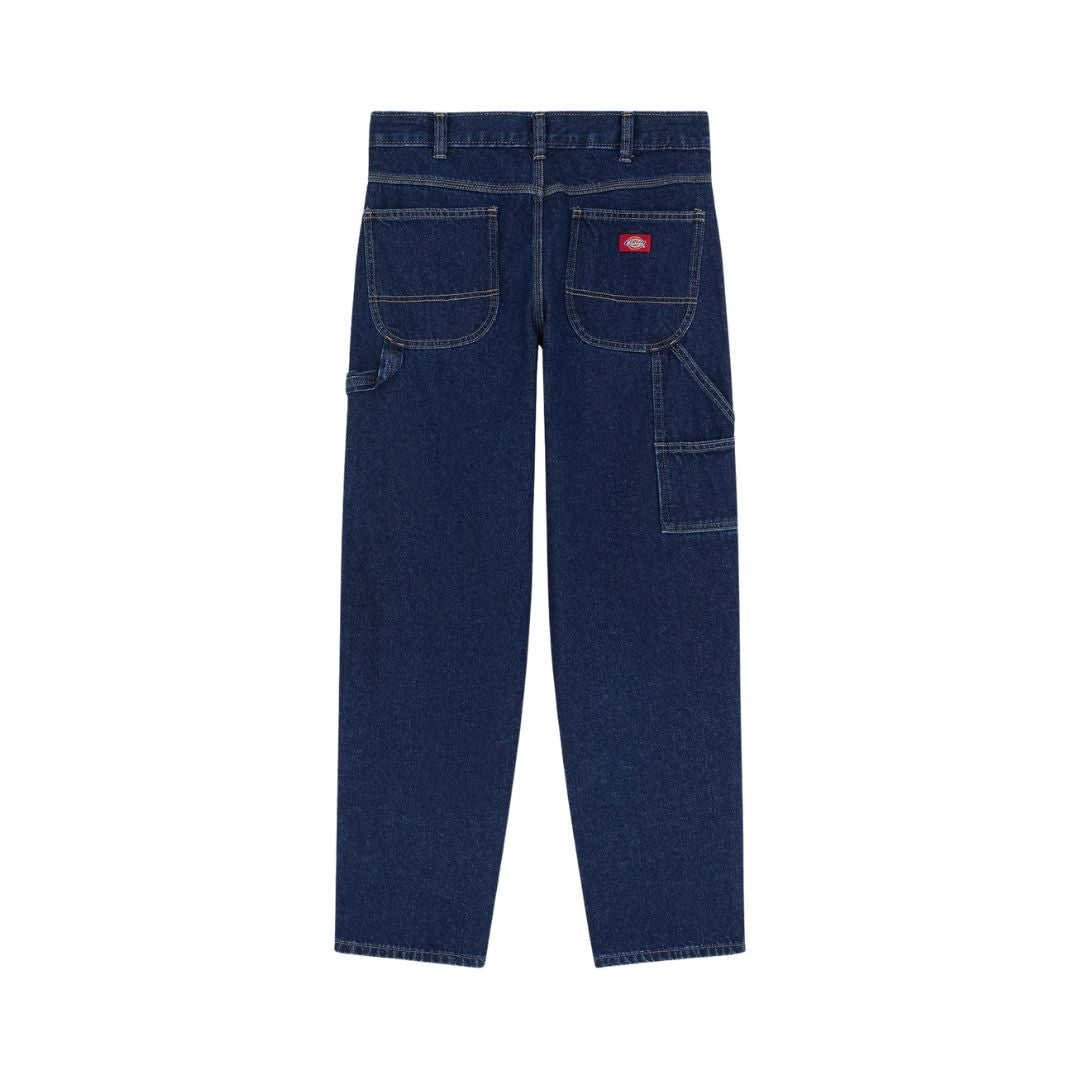 Vaqueros Dickies 993 Regular Tapered Carpenter dark indigo, vista trasera en plano con etiqueta roja Dickies, bolsillos de parche, trabilla para martillo y bolsillo utilitario.