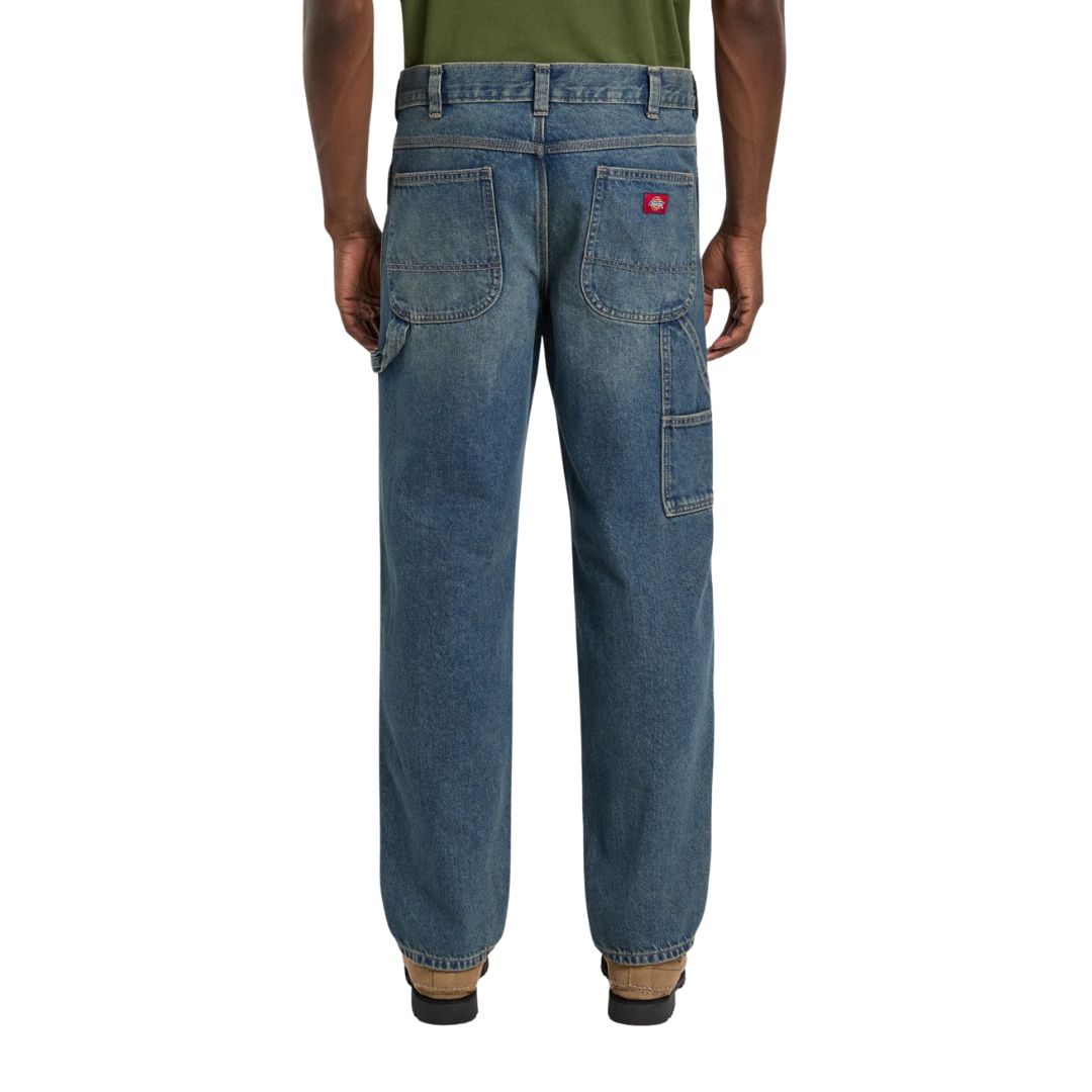 Vista trasera completa de vaqueros Dickies 993 carpenter en color khaki tinted blue.