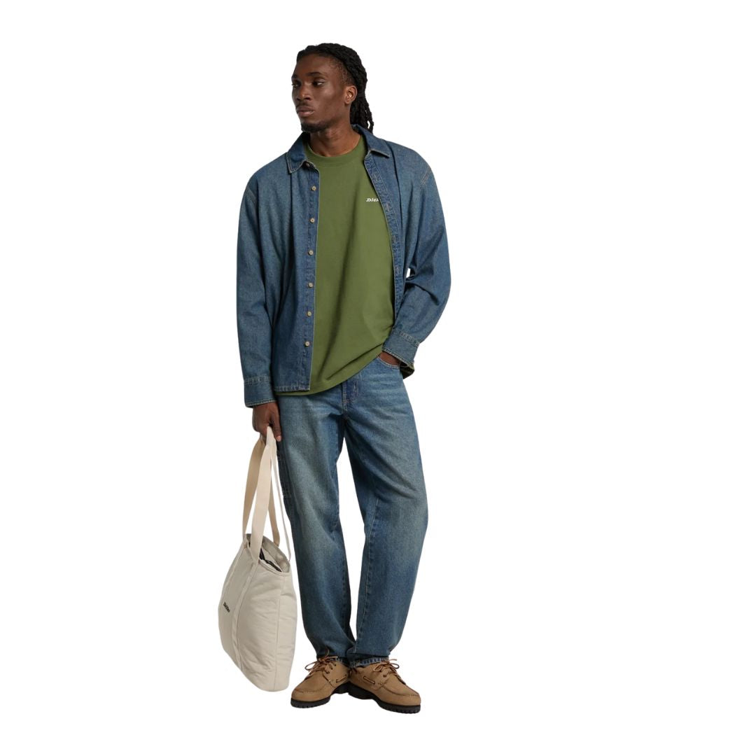 Modelo vistiendo vaqueros Dickies 993 carpenter regular tapered en color khaki tinted blue.