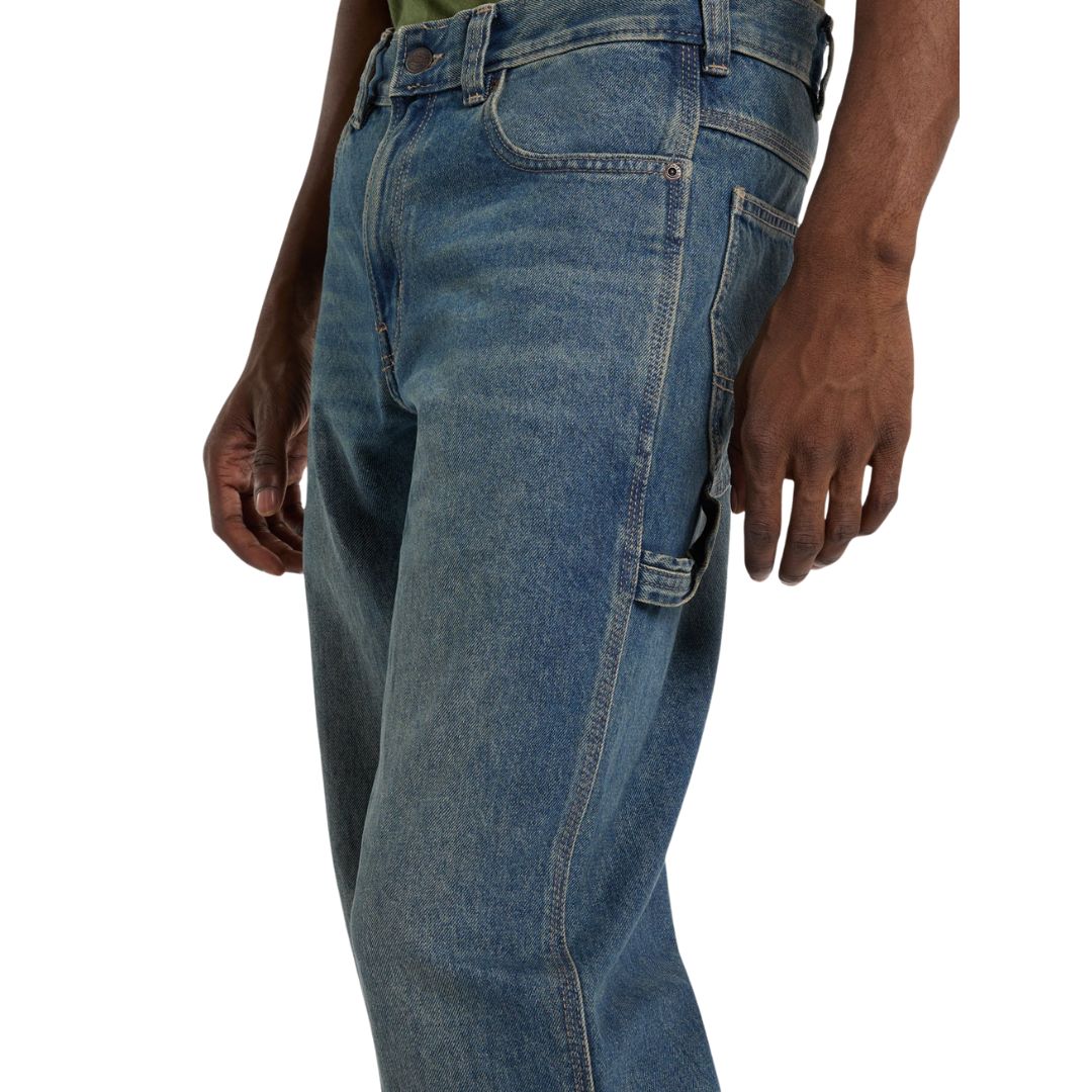 Vaqueros Dickies 993 carpenter regular tapered en color khaki tinted blue, vista lateral con detalle de bolsillo para herramientas.
