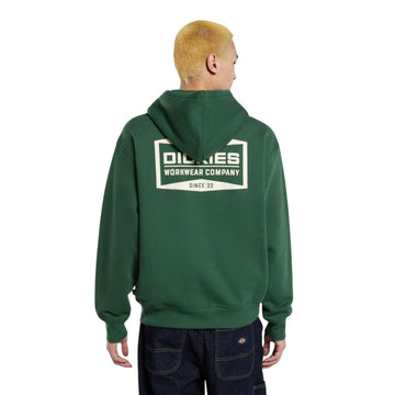 Modelo con sudadera Dickies Bolivar FZ Hoodie color Pine Needle Green - vista trasera del estampado.