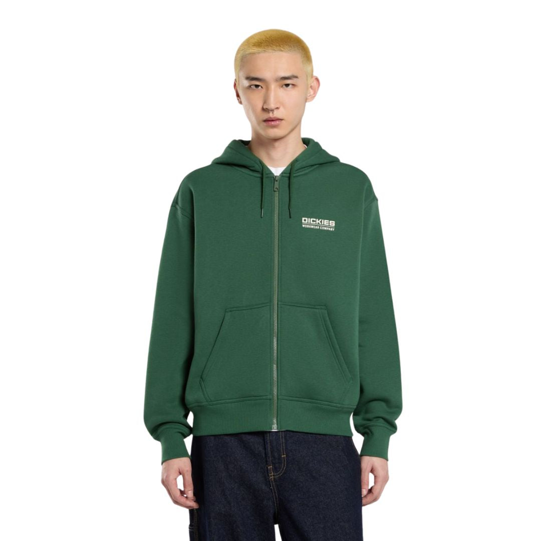 Modelo con sudadera Dickies Bolivar FZ Hoodie color Pine Needle Green - vista frontal.