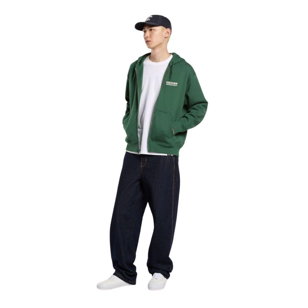 Modelo vistiendo sudadera Dickies Bolivar FZ Hoodie color Pine Needle Green con cremallera y capucha - look completo.