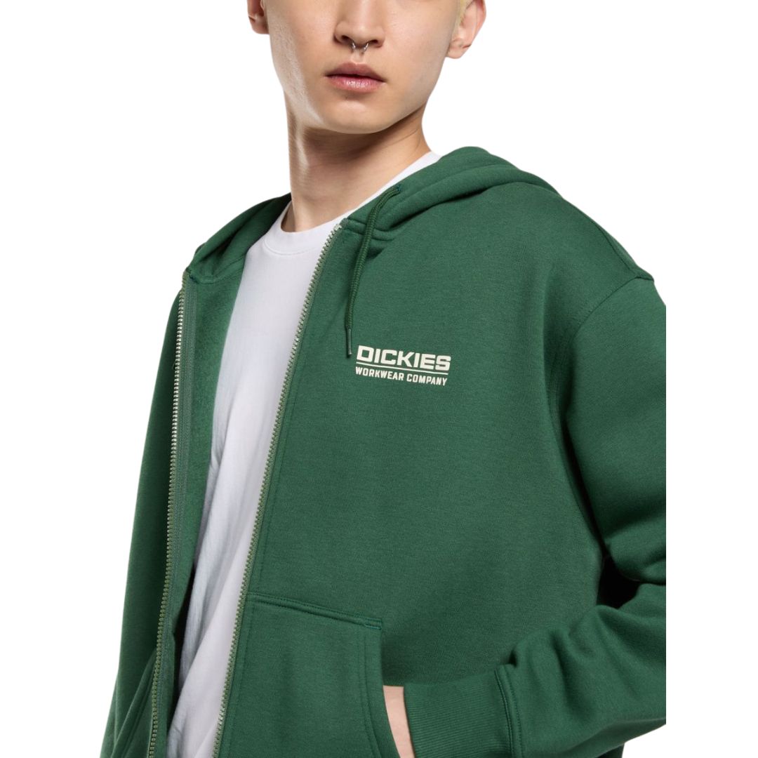 Primer plano del logotipo frontal estampado de la sudadera Dickies Bolivar FZ color Pine Needle Green.