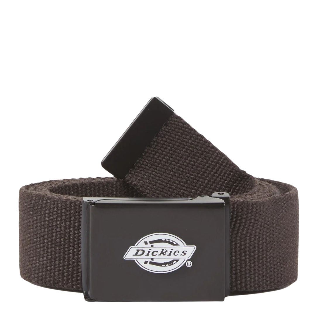 Cinturón Dickies Orcutt Webbing Belt en marrón oscuro enrollado sobre fondo blanco, mostrando el tejido de poliéster resistente y la hebilla metálica con logo.