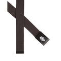 Detalle de la hebilla metálica del cinturón Dickies Orcutt Webbing Belt en marrón oscuro, con el logotipo Dickies grabado sobre el cierre deslizante negro.