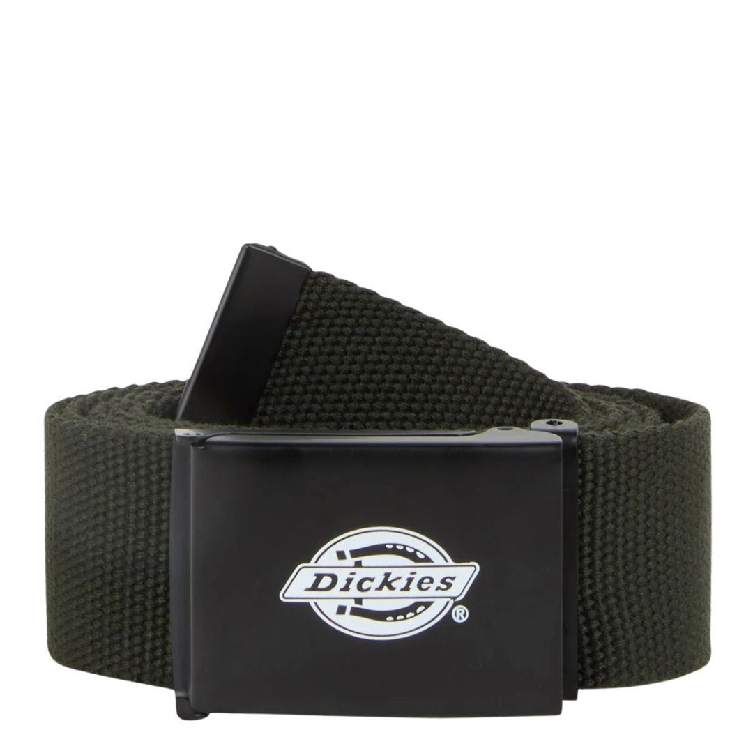 Cinturón Dickies Orcutt Webbing Belt en verde oliva enrollado sobre fondo blanco, mostrando el tejido de poliéster y la hebilla metálica con el logo de la marca.