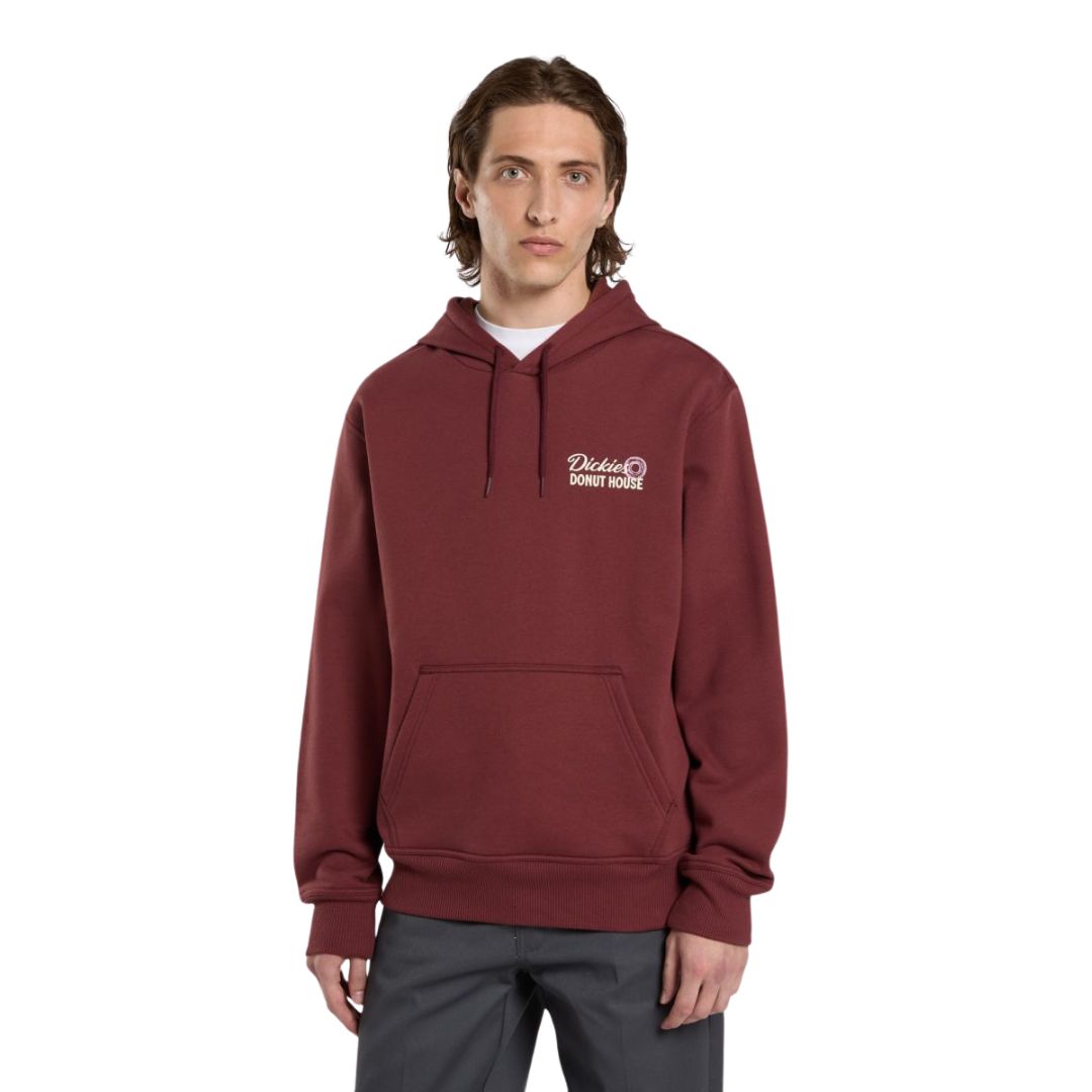 Modelo vistiendo sudadera Dickies Donut House Hoodie color andorra vista frontal con capucha puesta.