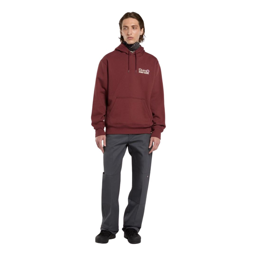 Modelo vistiendo sudadera Dickies Donut House Hoodie color andorra vista frontal completa.