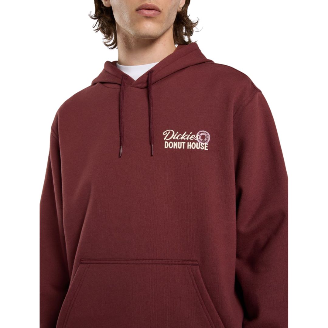 Vista en primer plano del logo bordado en pecho de sudadera Dickies Donut House Hoodie color andorra.