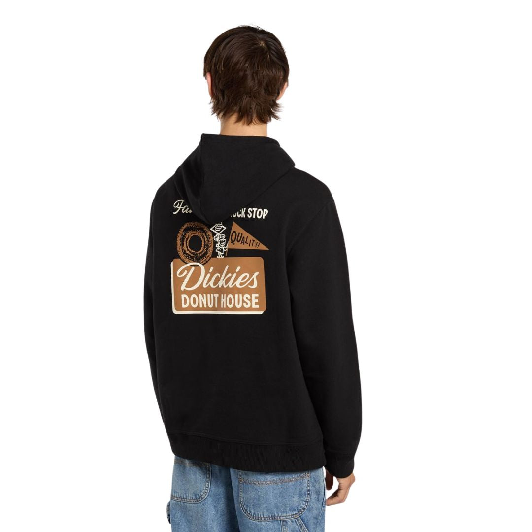 Modelo visto de espaldas con la sudadera Dickies Donut House Hoodie negra y gráfico retro en la espalda.