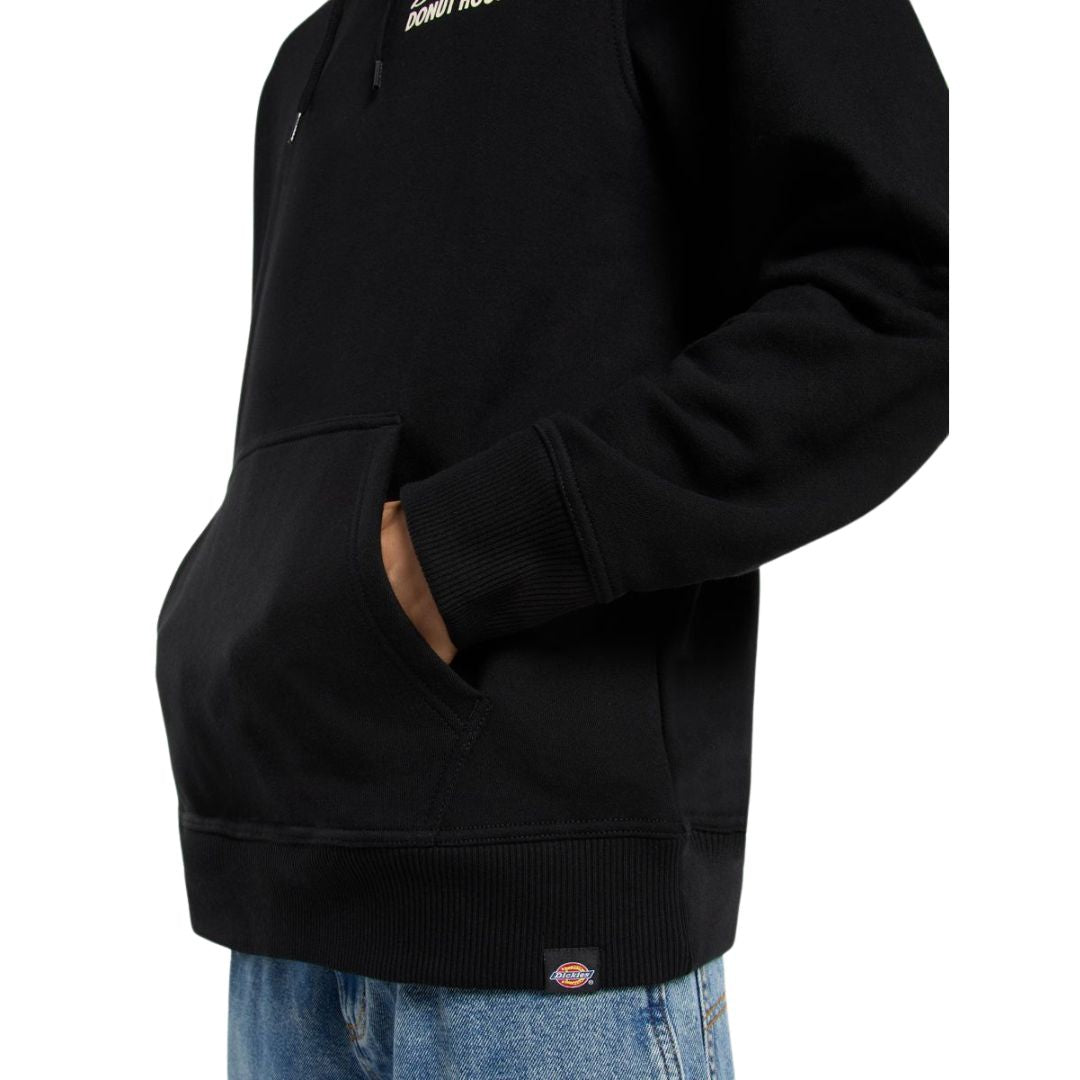 Detalle del bolsillo canguro y etiqueta tejida en la sudadera Dickies Donut House Hoodie negra.