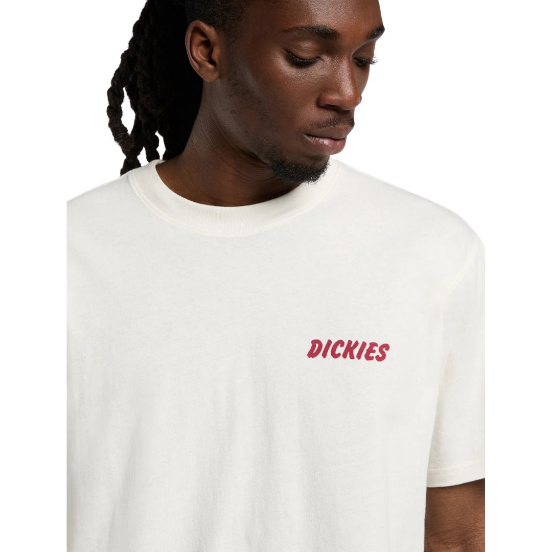 Detalle del logotipo Dickies en el pecho de la camiseta Dry Ridge SS Tee color egret.