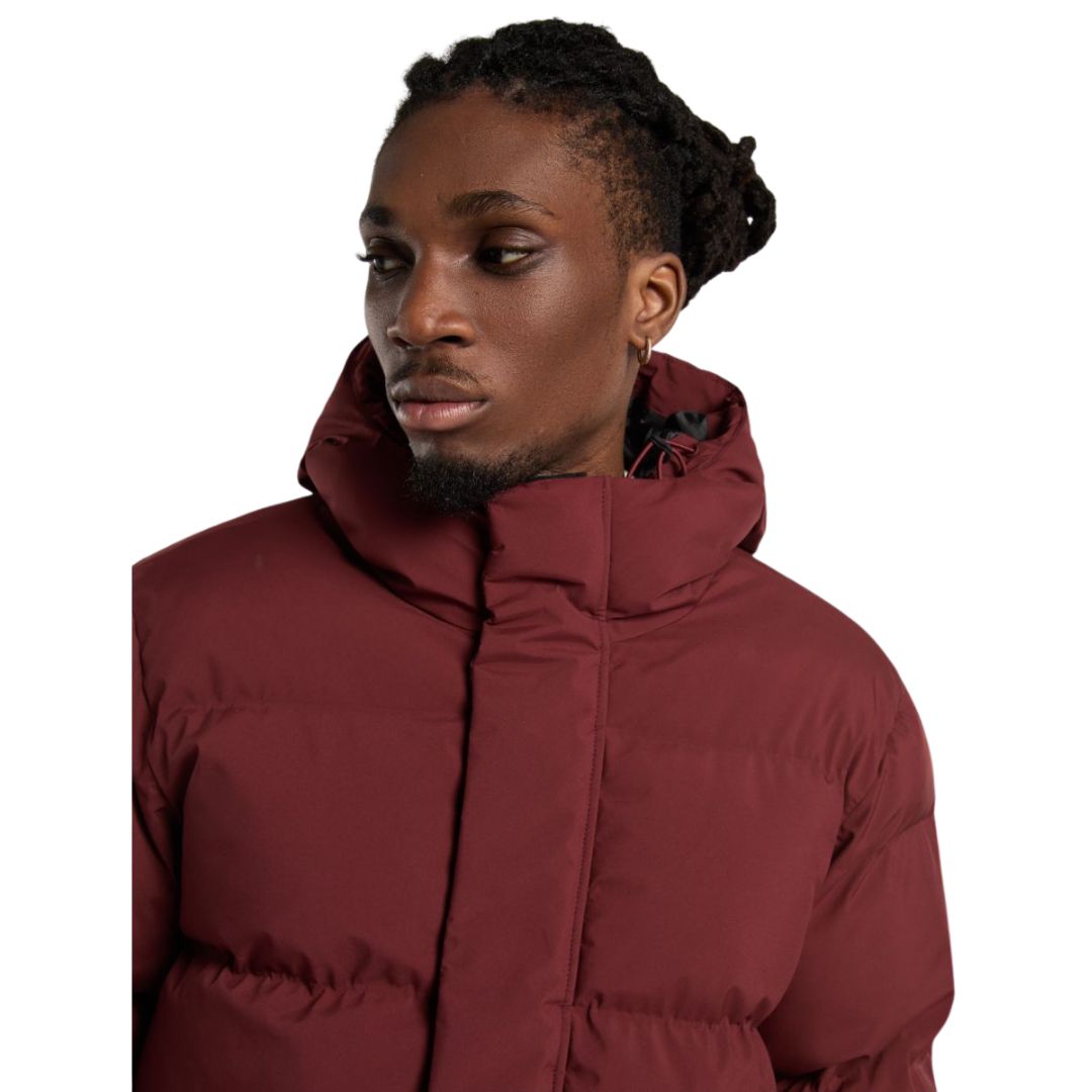 Primer plano de la capucha y cierre superior de la chaqueta Dickies Eagleville Hooded Puffer color Andorra.