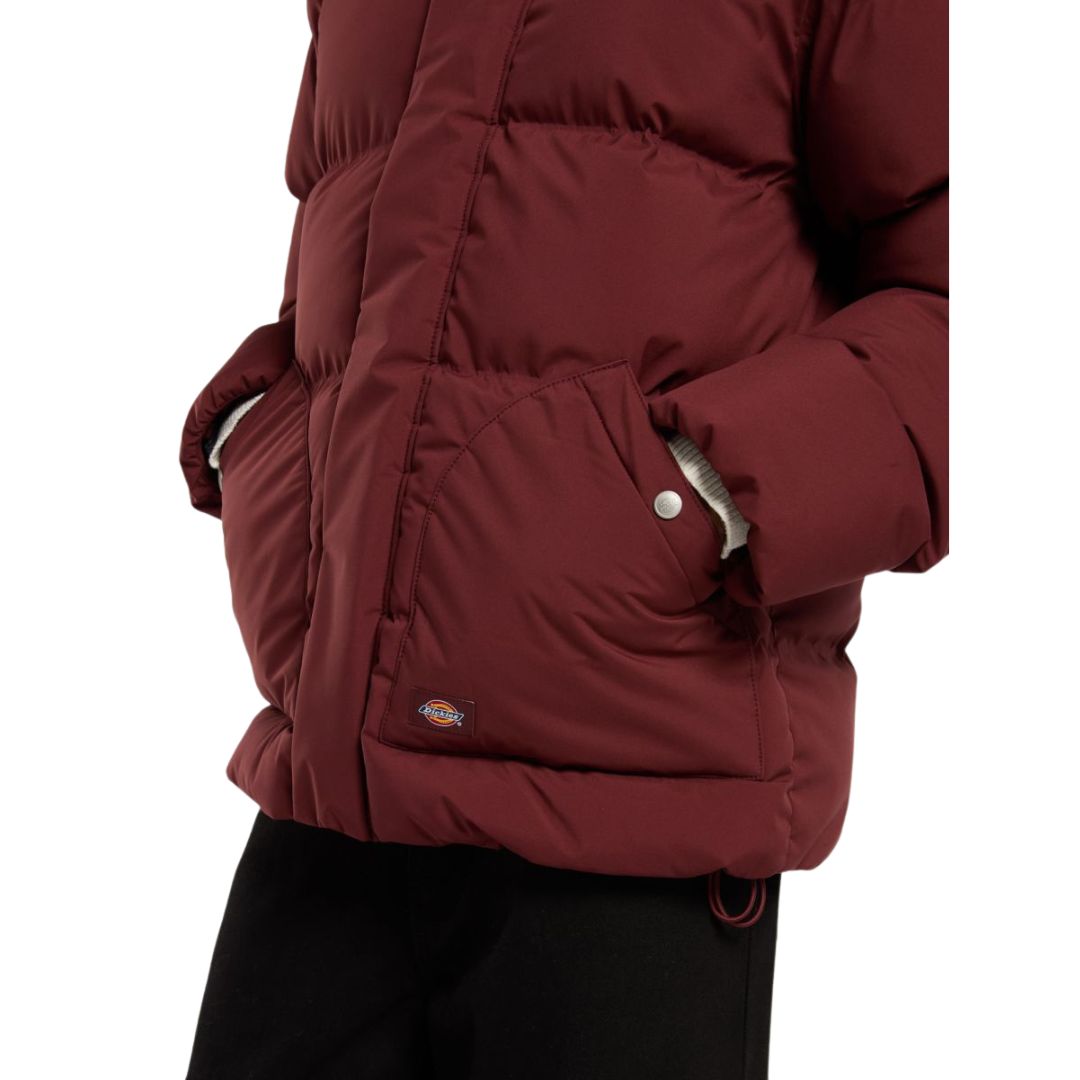 Detalle de bolsillos frontales con forro polar de la chaqueta Dickies Eagleville Hooded Puffer color Andorra.