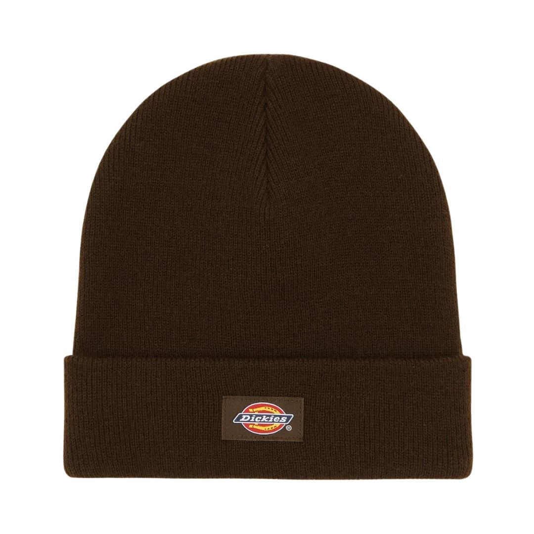 Dickies Gibsland Beanie, gorro de punto marrón en plano frontal sobre fondo blanco, con dobladillo vuelto y etiqueta Dickies cosida bien visible en el bajo.