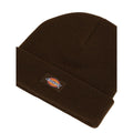 Detalle del dobladillo vuelto del Dickies Gibsland Beanie marrón, gorro de punto acrílico antibolitas con la etiqueta Dickies cosida en el bajo vuelto.