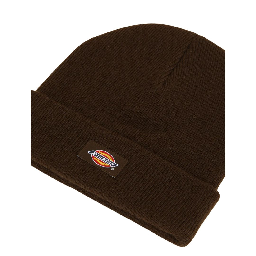 Detalle del dobladillo vuelto del Dickies Gibsland Beanie marrón, gorro de punto acrílico antibolitas con la etiqueta Dickies cosida en el bajo vuelto.