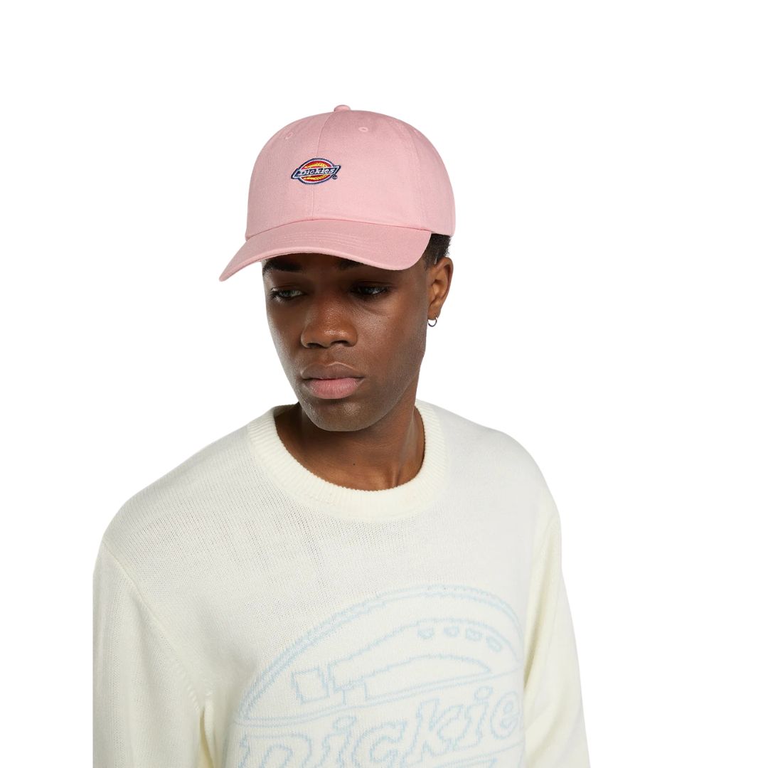 Chica con la Gorra Dickies Hardwick Bridal Rose.