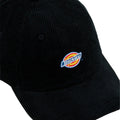 Detalle del logotipo bordado de Dickies en la gorra Hardwick Cord Cap 2 negra.