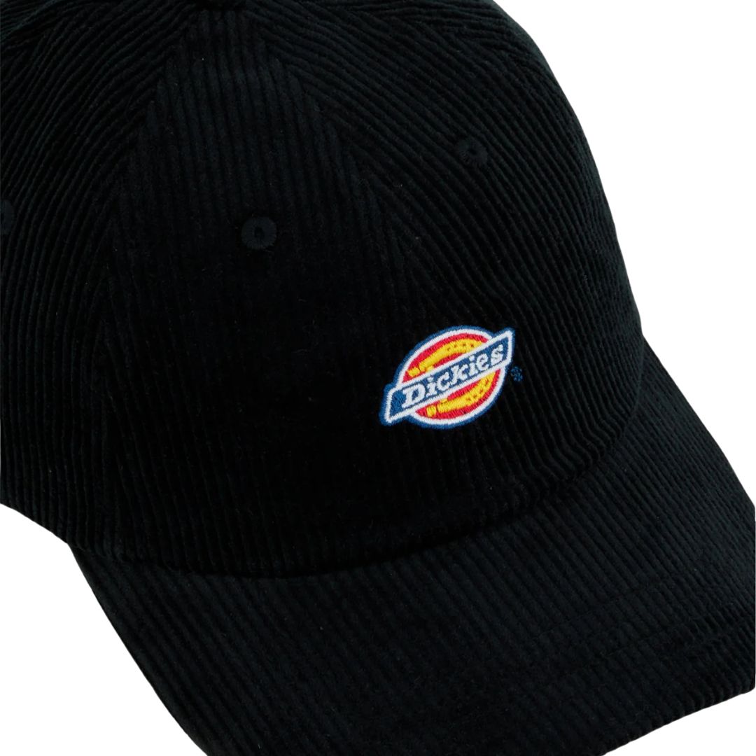 Detalle del logotipo bordado de Dickies en la gorra Hardwick Cord Cap 2 negra.