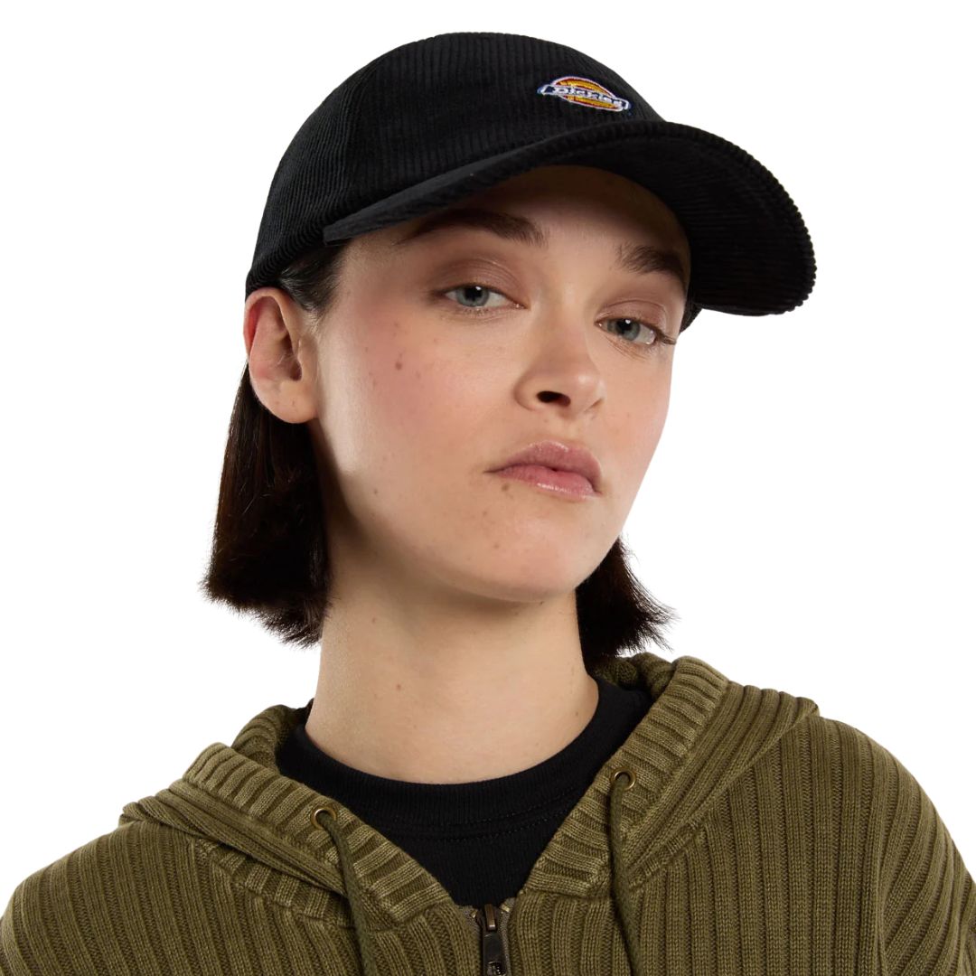 Gorra Dickies Hardwick Cord Cap 2 negra puesta, mostrando ajuste clásico y visera curva.