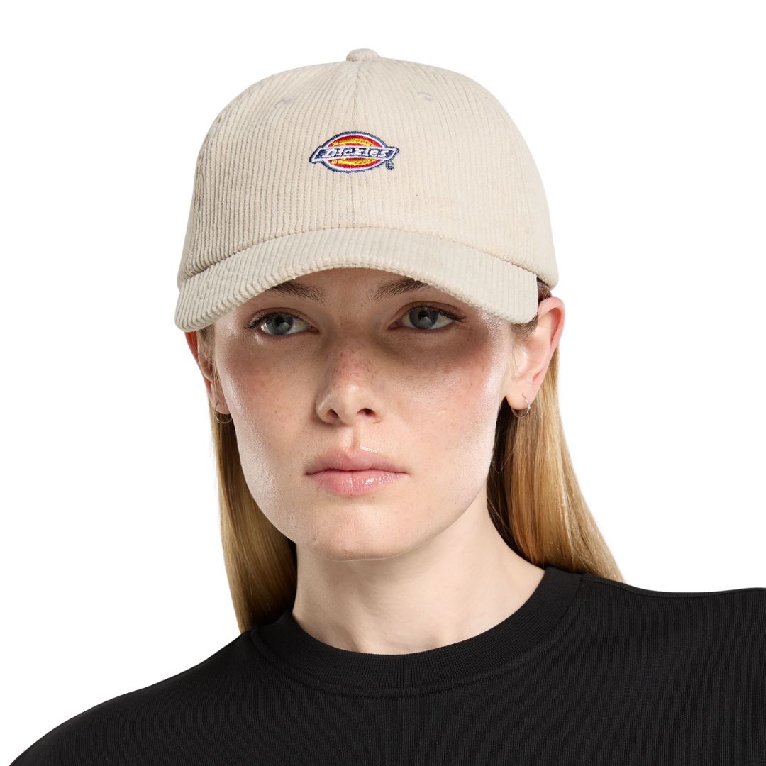 Gorra Dickies Hardwick Cord Cap 2 de pana color stone con diseño clásico y logotipo bordado.