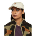 Gorra Dickies Hardwick unisex beige Whitecap Gray con logo bordado, vista frontal en modelo mujer.