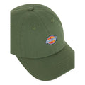 Detalle de la gorra Dickies Hardwick verde Sea Spray, visera curvada y logo bordado.