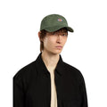 Gorra Dickies Hardwick unisex verde Sea Spray con logo bordado, vista frontal en modelo hombre.