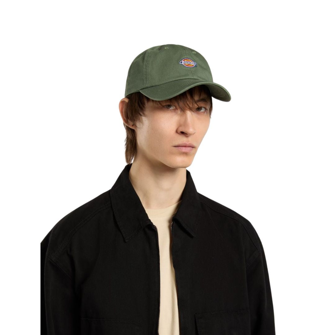 Gorra Dickies Hardwick unisex verde Sea Spray con logo bordado, vista frontal en modelo hombre.