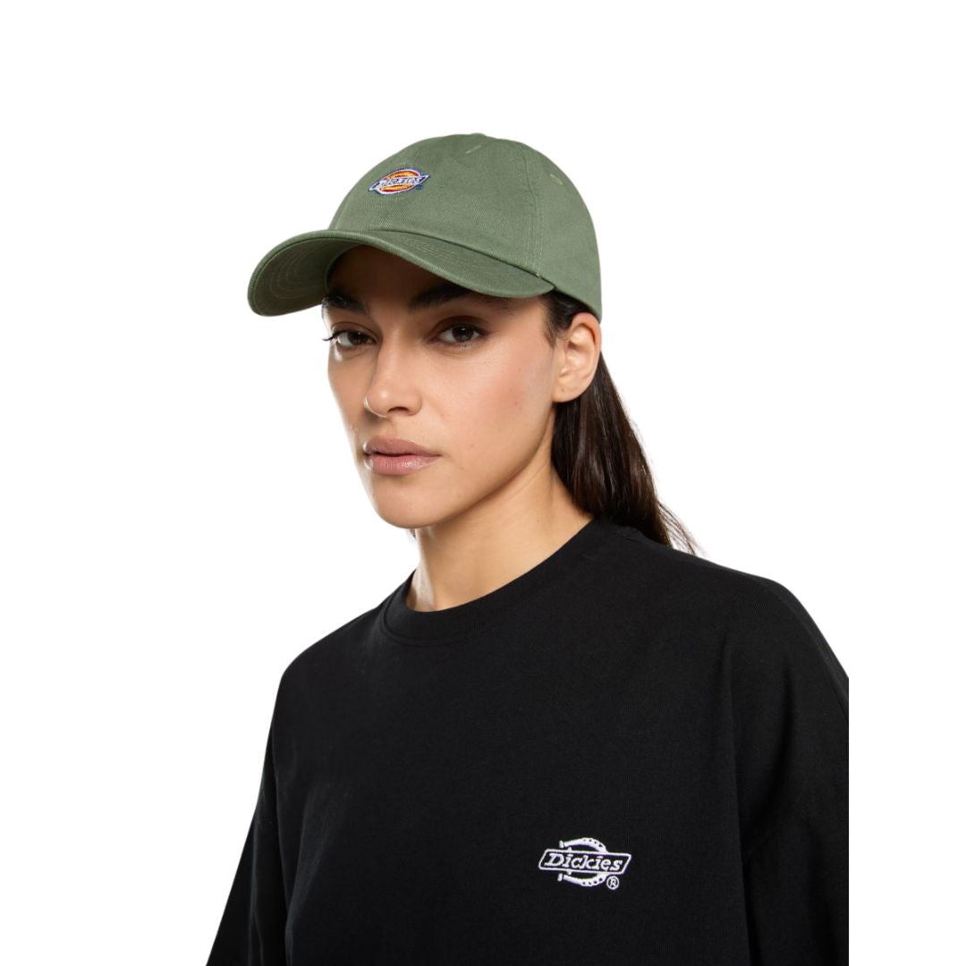 Gorra Dickies Hardwick unisex verde Sea Spray con logo bordado, vista frontal en modelo mujer.