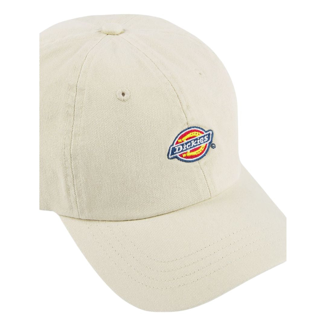 Detalle de la gorra Dickies Hardwick beige Whitecap Gray con visera curvada y logotipo bordado.