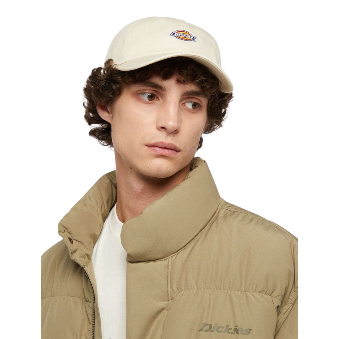 Gorra Dickies Hardwick unisex beige Whitecap Gray con logo bordado, vista frontal en modelo hombre.